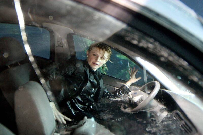 Kann sich Det. Lilly Rush (Kathryn Morris) aus dem Wagen befreien? – Bild: Warner Bros. Lizenzbild frei