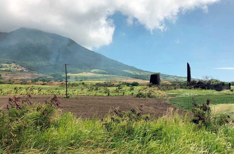 Blickt man im Norden der Insel aus dem Fenster des Zugs, kann man den erloschenen Vulkan Mount Liamuiga sehen. – Bild: SWR /​ Blickt man im Norden der Insel aus dem Fenster des Zugs, kann man den erloschenen Vulkan Mount Liamuiga sehen.