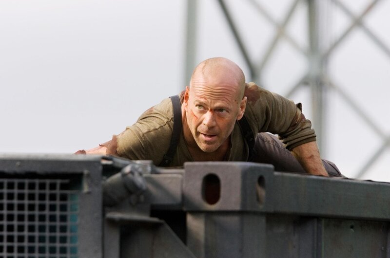 Der brummige Bulle John McClane (Bruce Willis) macht wieder Jagd auf böse Buben! Diesmal werden die Computernetzwerke der USA von skrupellosen Hackern attackiert … – Bild: VOX/​Twentieth Century Fox Film Corporation