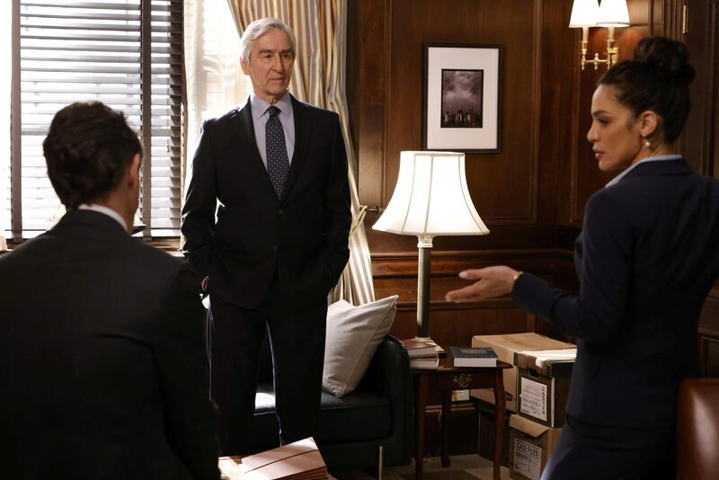 Pictured: (l-r) Sam Waterston as D.A. Jack McCoy, Odelya Halevi as ADA Samantha Maroun – Bild: 2022 Universal Television LLC. All Rights Reserved.