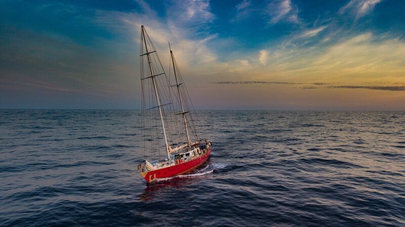 Unendlichkeit auf dem Wasser, Sonnenuntergang, keine Segel gesetzt. – Bild: Discovery Communications, LLC