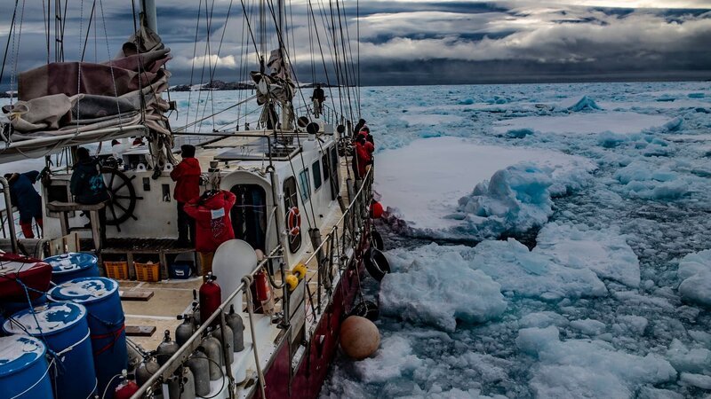 Aufnahme der im Eis eingeschlossenen Infinity von hinten, auf dem Boot – Bild: Discovery Channel /​ Discovery Communications, LLC