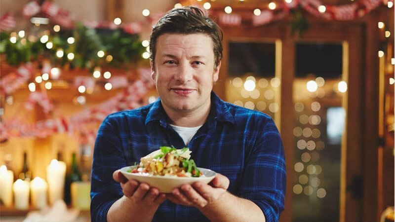 Jamie Oliver kocht „Traybaked Keralan Fish Curry“. – Bild: RTL