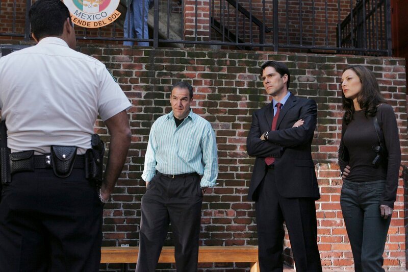 L-R: Um einen Serientäter zu schnappen, werden Jason Gideon (Mandy Patinkin), Aaron Hotchner (Thomas Gibson) und Elle Greenway (Lola Glaudini) nach Mexiko gerufen … – Bild: 13th Street