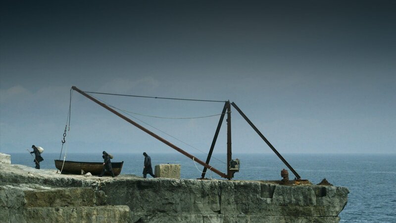 Drama – Men on pier. – Bild: Discovery Communications Lizenzbild frei