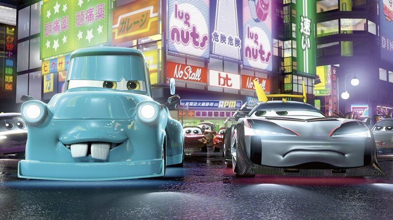 Hook (li.) nimmt in Tokio an einem Autorennenteil. Seine Gegner haben keine Chance. – Bild: Disney Media Distribution