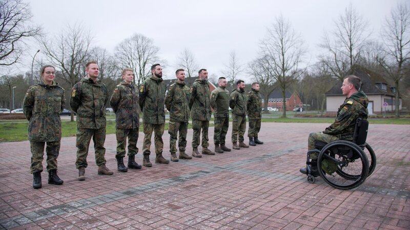 Kapitänleutnant Jörg verletzte sich 2021 bei einem Unfall lebensgefährlich und sitzt seither im Rollstuhl. Mittlerweile bildet er junge Soldatinnen und Soldaten aus. – Bild: ZDF und Malte Niessen.