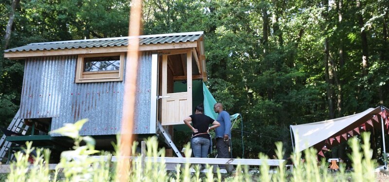 Im uralten Forest of Dean trifft der erfahrene Baumhausbauer Simon Parfett auf Jon und Michelle. Jon betreibt ein Waldrefugium und hatte die Idee, einen alten Pferdewagen in eine einzigartige Unterkunft für seine Gäste zu verwandeln. – Bild: RTL/​ A Plimsoll Productions Ltd