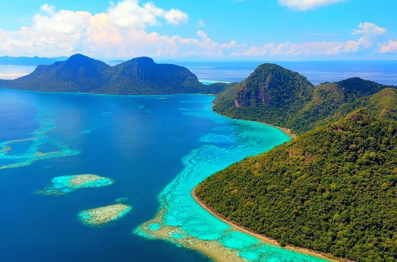Vor der Küste von Borneo gibt es zahlreiche kleine Inseln. Die flachen Gewässer um die Inseln herum zählen zu den vielfältigsten der Welt. – Bild: BBC Studios /​ © BBC Studios