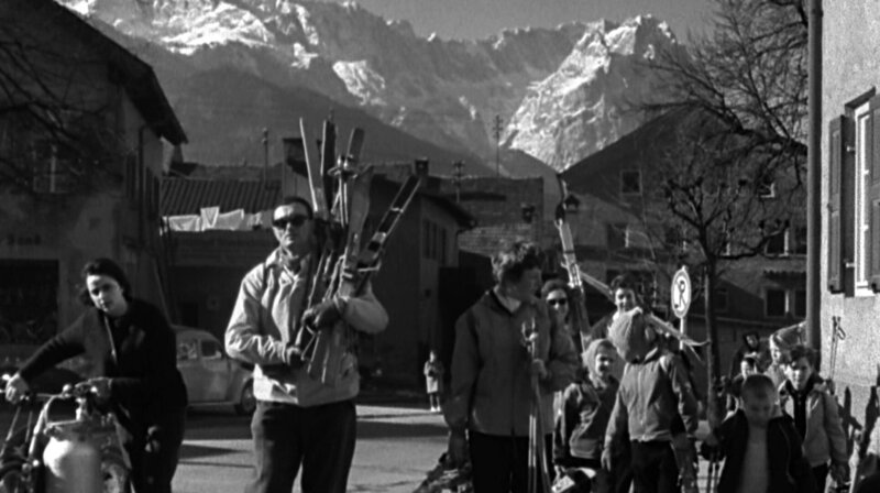 Ski-Touristen in Garmisch-Partenkirchen in den 60er-Jahren. – Bild: BR