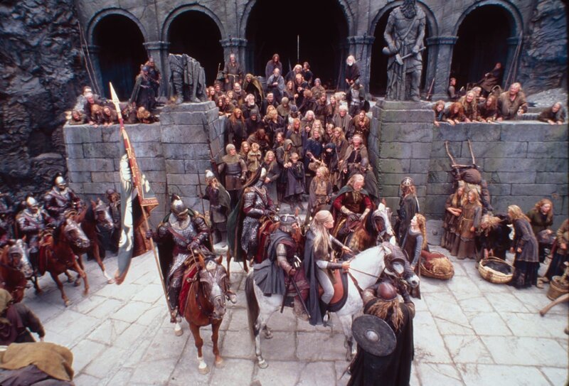 Auf Helms Klamm bereiten sich die Bewohner auf die große Schlacht vor. Gandalf ahnt jedoch, dass die Burg dem Angriff nicht standthalten kann … – Bild: Warner Brothers Lizenzbild frei