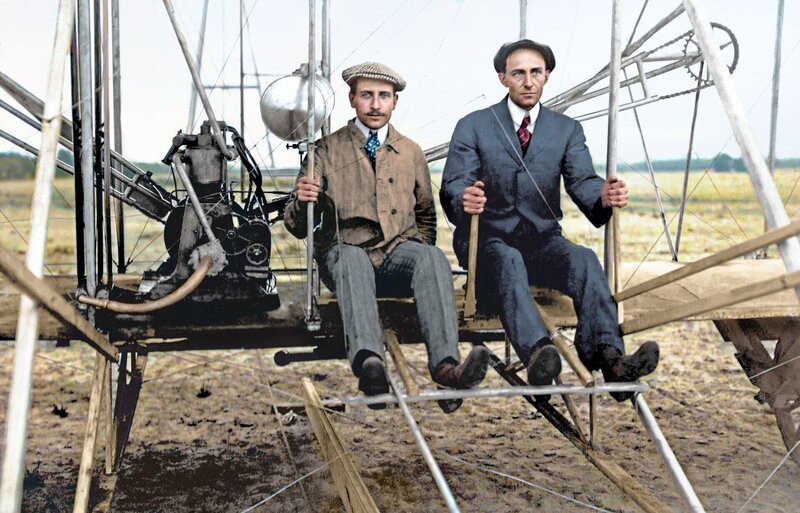 Wilbur und Orville Wright auf Flugblatt I. 1910. – Bild: Not Released (NR)/​Marka/​Marka