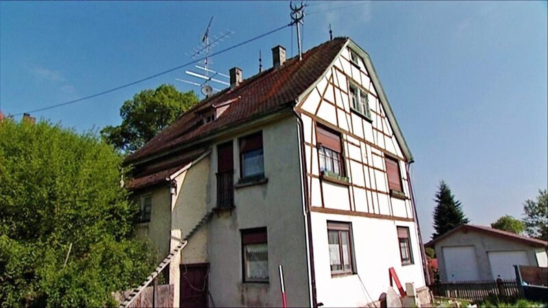 Antje und Michael kaufen sich dieses alte Fachwerkhaus für gerade einmal 49.000 EuroAntje und Michael kaufen sich dieses alte Fachwerkhaus fĂĽr gerade einmal 49.000 Euro – Bild: RTL Zwei