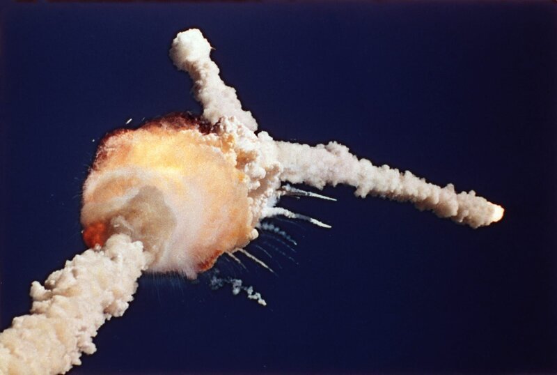 FILE – In this Jan. 28, 1986 file photo, the space shuttle Challenger explodes shortly after lifting off from the Kennedy Space Center in Cape Canaveral, Fla. (AP Photo/​Bruce Weaver, File) – Bild: Spiegel Geschichte (DE)