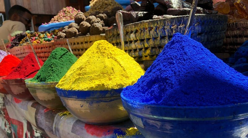 Knallige Farbpigmente, orientalische Düfte: Die Märkte in Marrakesch sind ein Rausch für die Sinne. – Bild: BR/​NDR/​Sebastian Bellwinkel/​Sebastian Bellwinkel