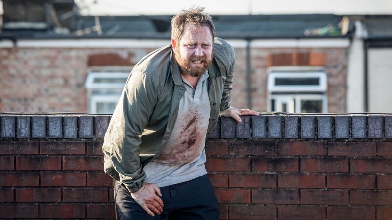 Pete Swayers (Jamie Michie) droht nach einer grausamen Tat, vom Dach zu springen. – Bild: ZDF und Sophie Mutevelian./​Sophie Mutevelian
