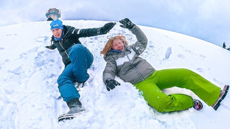 Vanessa und Zoe auf der Schneerutsche – Bild: MDR/​Cine Impuls Leipzig