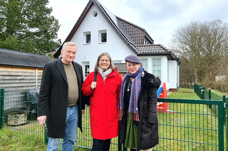 Annabel Oelmann (Mitte) hilft einer Familie aus Wolfsburg, besser mit dem Geld auszukommen. Denn auch Immobilienbesitz schützt nicht unbedingt vor finanziellen Engpässen. – Bild: SWR Annabel Oelmann (Mitte) hilft einer Familie aus Wolfsburg, besser mit dem Geld auszukommen. Denn auch Immobilienbesitz schützt nicht unbedingt vor finanziellen Engpässen. – Bild: SWR