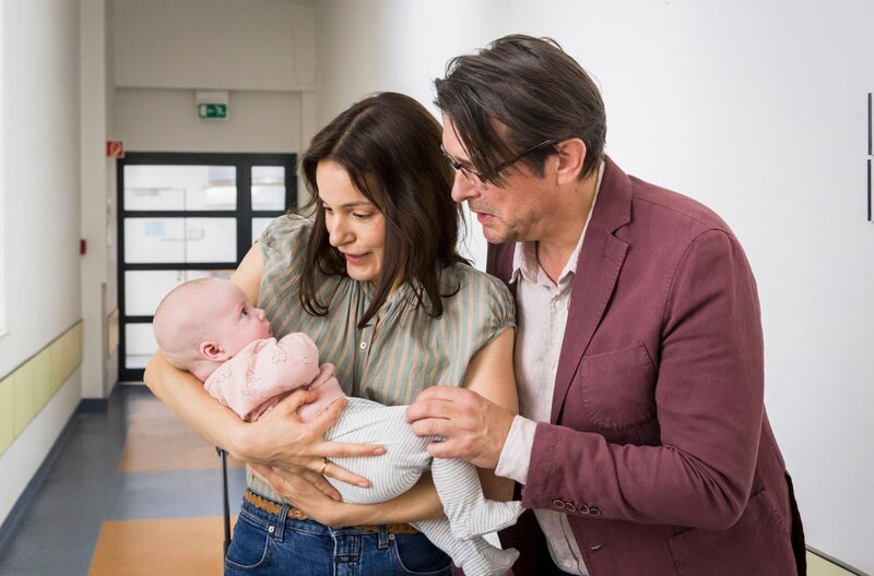 Glücklich nehmen Katrin (Nicolette Krebitz) und Philipp (Hary Prinz) ihre Tochter wieder in den Arm. – Bild: MDR/​Ariane Krampe-Filmproduktion/​Steffen Junghans