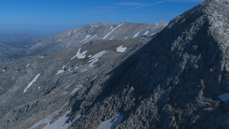 Die über 2000 Meter hohen Berge im Zentrum von Kreta halten Schneereste bis in den Sommer hinein. – Bild: ZDF und Bastian Barenbrock