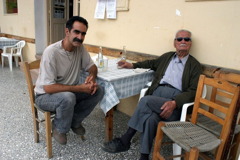 Der Kräuterspezialist Iannis Giannoytsos im Gespräch mit einem 104-jährigen Bauern im Bergdorf Amari auf Kreta – Bild: ZDF und Uwe Frenzel.