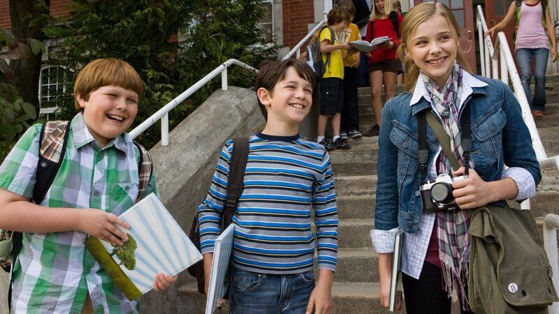 WK-296 Rowley (Robert Capron, left), Greg (Zachary Gordon) and Angie (Chloë Grace Moretz) enjoy a rare moment of levity amidst the usual horrors of middle school life. – Bild: Copyright (c) 2010 Twentieth Century Fox Film Corporation. All RightsReserved.DIARY OF A WIMPY KID, WIMPY KID and Greg Heffley image are trademarks ofWimpy Kid, Inc. Illustrations are (c) 2010 Wimpy Kid, Inc. All RightsReserved.  …