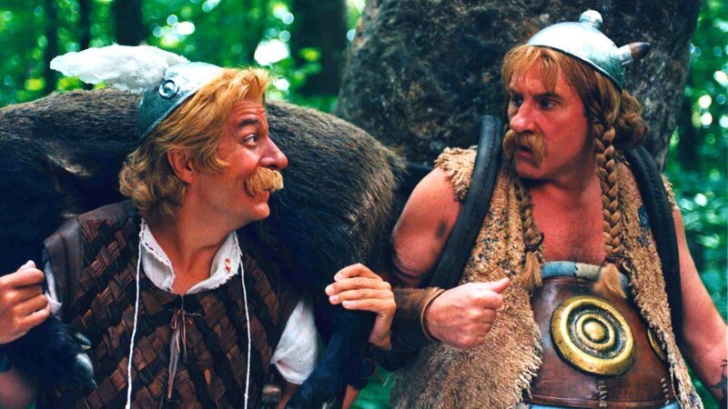 Asterix (Christian Clavier) und Obelix (Gérard Depardieu) – Bild: 1999 – KATHARINA /​ PATHE RENN PRODUCTION – TF1 FILMS PRODUCTIONS – BAVARIA ENTERTAINMENT – MELAMPO CINEMATOGRAPHICA © 1999 – KATHARINA /​ PATHE RENN PRODUCTION – TF1 FILMS PRODUCTIONS – BAVARIA ENTERTAINMENT – MELAMPO CINEMATOGRAPHICA