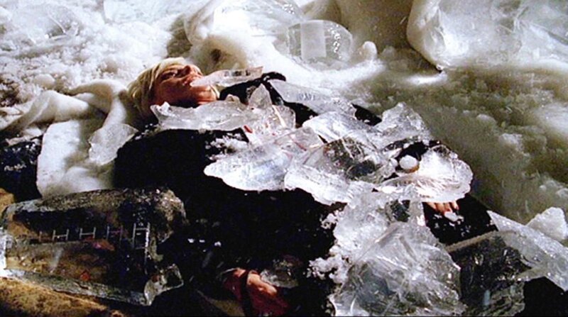 Die Hotelbesitzerin Fiona Chisolm (Hannah Sussman) wird tot inmitten des Kunstschneeparadieses ihres Hotelgartens gefunden. Die Todesursache stellt die Ermittler des CSI vor ein Rätsel – ihr Herz ist erfroren. – Bild: RTL /​ CBS