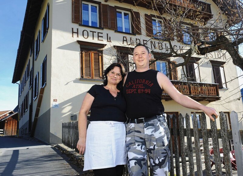 Gianna Marini und Rene vor ihrem Hotel Alpenblick – Bild: SRF/​Paolo Foschini