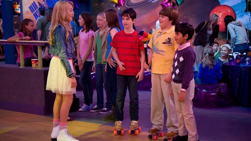 Greg (Zachary Gordon, in red shirt), Rowley (Robert Capron) and Chirag (Karan Brar) are all smitten with the new girl in town, Holly Hills (Peyton List). ** Mandatory Credit ** DIARY OF A WIMPY KID, WIMPY KID and Greg Heffley image are trademarks of Wimpy Kid, Inc.; Greg (Zachary Gordon, in red shirt), Rowley (Robert Capron) and Chirag (Karan Brar) are all smitten with the new girl in town, Holly Hills (Peyton List). ** Mandatory Credit ** DIARY OF A WIMPY KID, WIMPY KID and Greg Heffley image are trademarks of Wimpy Kid, Inc.; Greg (Zachary Gordon, in red shirt), Rowley (Robert Capron) and Chirag (Karan Brar) are all smitten with the new girl in town, Holly Hills (Peyton List). ** Mandatory Credit ** DIARY OF A WIMPY KID, WIMPY KID and Greg Heffley image are trademarks of Wimpy Kid, Inc. – Bild: TM and © 2010 Twentieth Century Fox Film Corporation. All rights reserved. Not for sale or duplication. TM and © 2010 Twentieth Century Fox Film Corporation. All rights reserved. Not for sale or duplication.