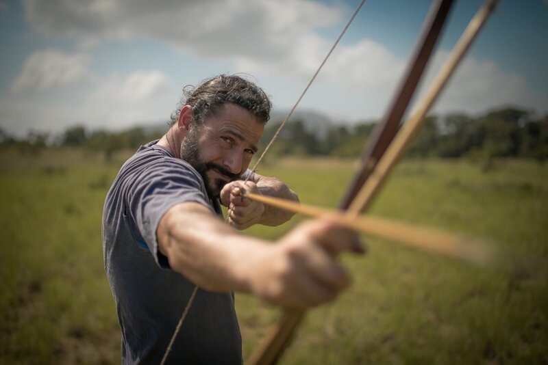 Surama, Guyana – Hazen Audel aims traditional Makushi bow and arrow. – Bild: National Geographic