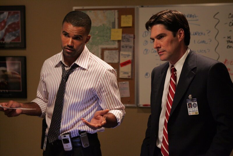 Criminal Minds Season1, Criminal Minds Staffel1, regie USA 2005, Darsteller caption: „Won’t Get Fooled Again“ -- Aaron Hotchner (Thomas Gibson, right) and Derek Morgan (Shemar Moore, left) are members of the elite FBI team trying to discover the identity of a serial bomber on CRIMINAL MINDS, scheduled to air on the CBS Television Network. Photo: Justin Lubin /​ CBS ©2005 CBS Broadcasting Inc. All Rights Reserved copyright:Criminal Minds Season1, Criminal Minds Staffel1, regie USA 2005, Darsteller caption: „Won’t Get Fooled Again“ -- Aaron Hotchner (Thomas Gibson, right) and Derek Morgan (Shemar Moore, left) are members of the elite FBI team trying to discover the identity of a serial bomber on CRIMINAL MINDS, scheduled to air on the CBS Television Network. Photo: Justin Lubin /​ CBS Â©2005 CBS Broadcasting Inc. All Rights Reserved copyright: – Bild: 13th Street