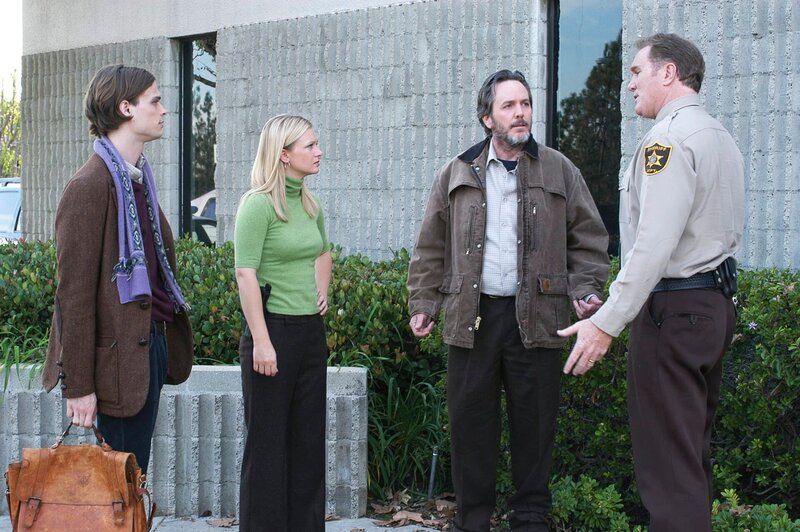 Versuchen den Mord an Adam, dem Footballstar der Schule in McAllister aufzuklären: Reid (Matthew Gray Gubler, l.), J.J. (A.J. Cook, 2.v.l.), Reverend Paul (Dale Duko, 2.v.r.) und Sheriff Bridges (Michael McGrady, r.) … – Bild: 13th Street