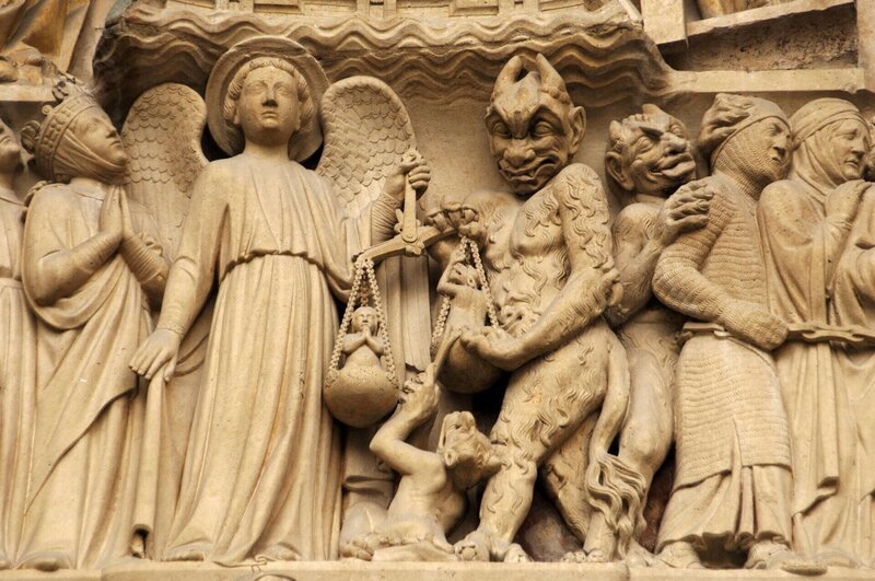 Gothic Art. France. Paris. Notre Dame. Sculptures decorating the portal of the Last Judgment. It was built in the 1220s-1230s. Facade. The archangel Michael is weighing their souls with a furry Devil’s interference. Paris.. Credit: Album /​ Prisma – Bild: Superstock Lizenzbild frei