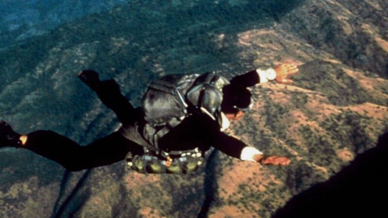 Ein Mann springt aus einem Flugzeug – Bild: THE HISTORY CHANNEL /​ A+E Networks