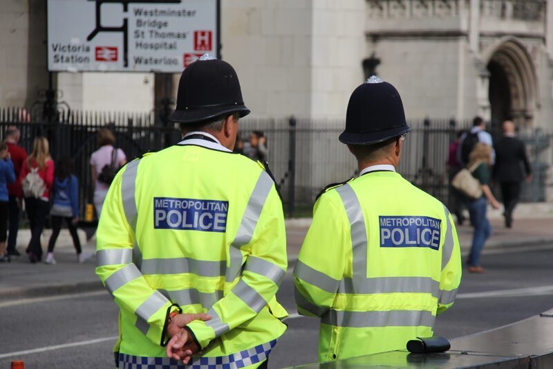 Britische Polizeibeamte mit Helmen auf den Straßen Londons – Bild: Shutterstock /​ Shutterstock /​ Copyright (c) 2015 Wolf Matthias/​Shutterstock. No use without permission.