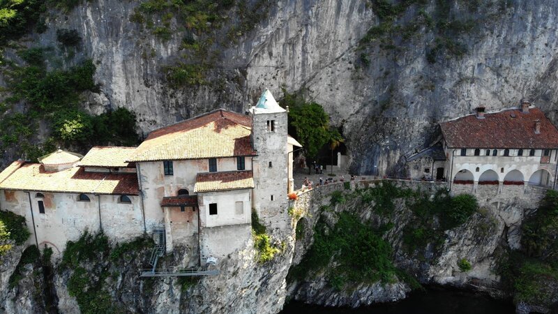 Wie ein Schwalbennest hängt das Kloster Santa Caterina del Sasso an den steilen Klippen über dem Lago Maggiore. – Bild: ZDF und Jean Hubert Martin.