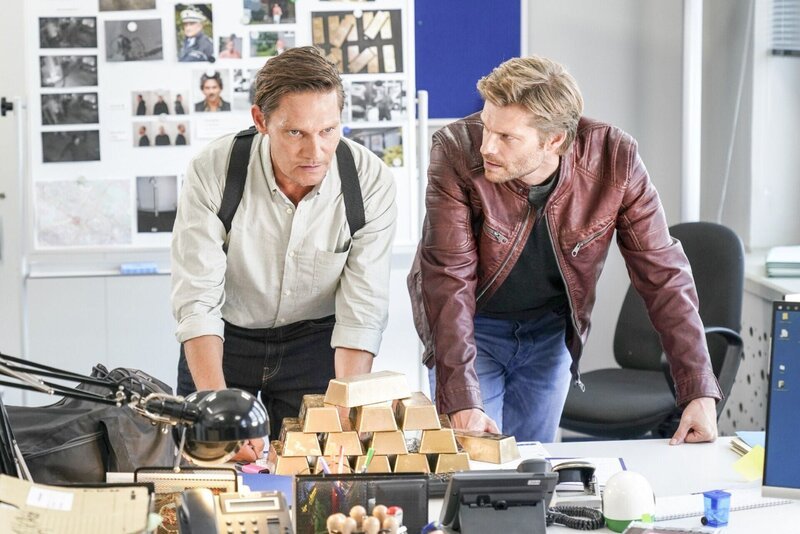 Robert (Felix Maximilian, r.) und Simon (Roberto Thoenelt) haben einen Plan, wie sie Manuel drankriegen können. – Bild: RTL /​ Dennis Hundt