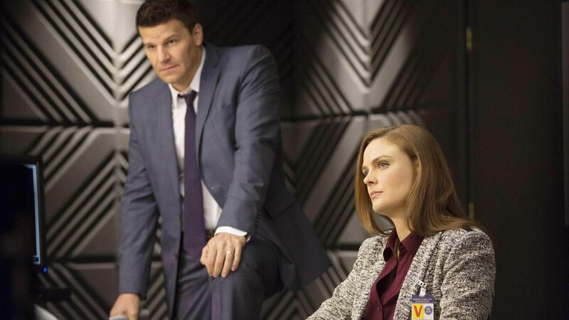 Booth (David Boreanaz) und Brennan (Emily Deschanel) suchen nach Beweisen, die den Ex-Fußballstar Peter Kidman wegen des Mordes an seiner Ehefrau Charlene überführen könnten. – Bild: TVNOW /​ FOX