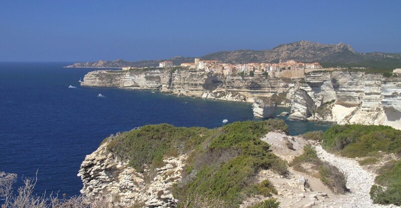 Sechzig Meter über dem Meer thront auf weißen Kalkklippen Bonifacio, eine der schönsten Städte Korsikas. – Bild: ZDF und Franck Decluzet.