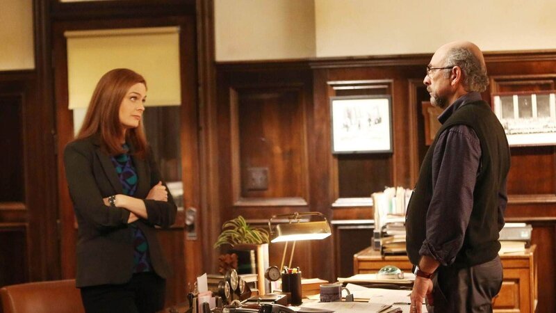 Brennan (Emily Deschanel) und Booth suchen Amandas Vater, Leon Watters (Richard Schiff), auf und konfrontieren den Universitätsprofessor mit dem Vorwurf, seine Tochter misshandelt und später getötet zu haben. – Bild: TVNOW /​ FOX