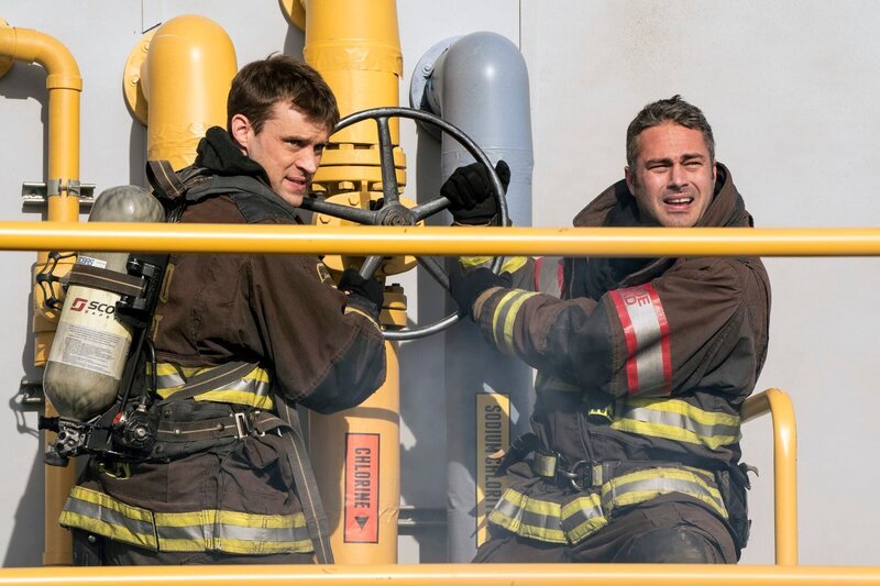 Chicago Fire Staffel 6 Folge 12 Gemeinsam meistern sie eine Gefahrensituation: Jesse Spencer als Matthew Casey, Taylor Kinney als Kelly Severide Copyright: SRF/​NBC Universal – Bild: SRF/​NBC Universal