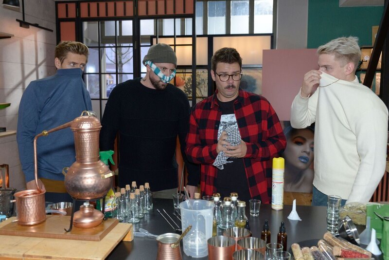 Das Experiment mit dem alkoholfreien Gin scheitert bei (v.l.) Philip (Jörn Schlönvoigt), John (Felix von Jascheroff), Tuner (Thomas Drechsel) und Moritz (Lennart Borchert) kläglich. +++ – Bild: RTL /​ Rolf Baumgartner