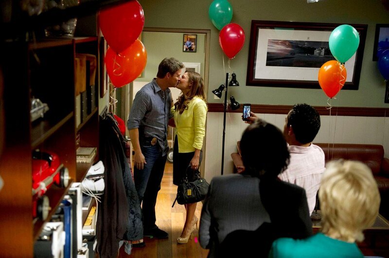 Jim (Matt Passmore) und Callie (Kiele Sanchez) werden mit einer kleinen Party von ihren Freunden empfangen. – Bild: RTL