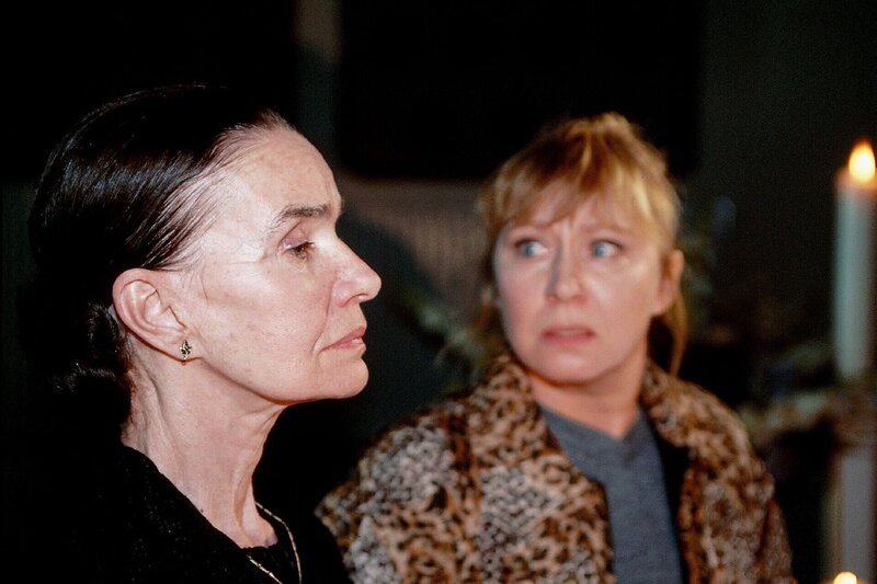 Als Ilse (Christiane Reiff, re.) Sofia (Gudrun Gundelach) um Gnade bittet, stellt Sofia eine grausame Bedingung: Ilse soll Mona töten, um selbst am Leben zu bleiben … – Bild: RTL