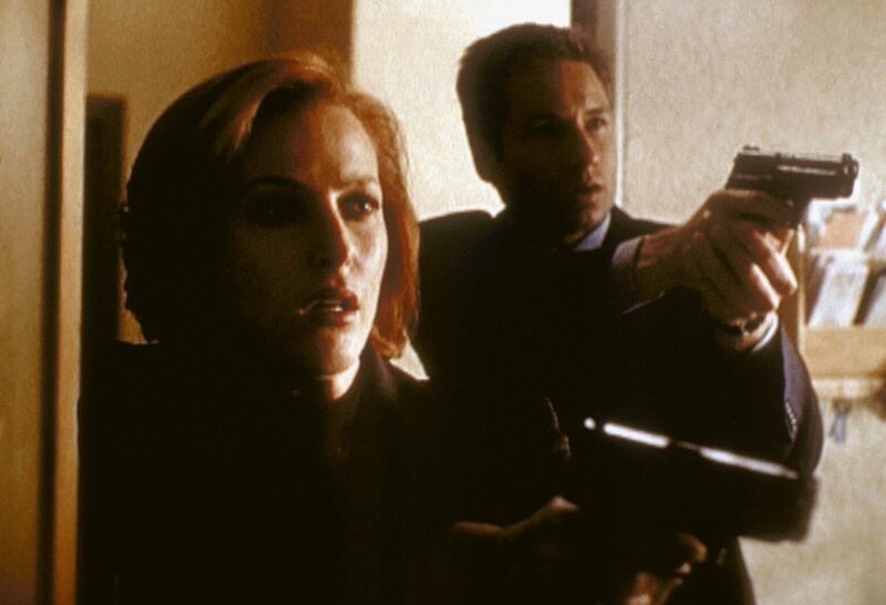 Scully (Gillian Anderson, li.) und Mulder (David Duchovny, re.) haben einen Mörder im Visier. – Bild: PR7; ProSieben Media AG