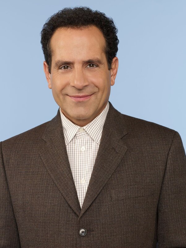 (6. Staffel) – Adrian Monk (Tony Shalhoub) besitzt ein fotografisches Gedächtnis und auch seine Fähigkeiten, Fälle zu lösen sind einzigartig. – Bild: Turner /​ Courtesy of NBC Universal