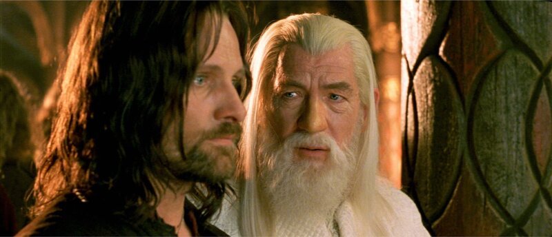 Das Fortbestehen der Menschheit ist ungewiss: Aragorn (Viggo Mortensen, l.) und Gandalf (Ian McKellen, r.) versuchen alles, was in ihrer Macht steht, um Sauron zu besiegen … – Bild: Warner Bros. Lizenzbild frei