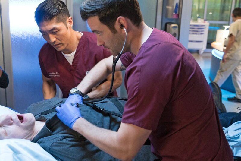 V.l.: Dr. Ethan Choi (Brian Tee), Dr. Connor Rhodes (Colin Donnell) – Bild: TVNOW /​ NBC Universal