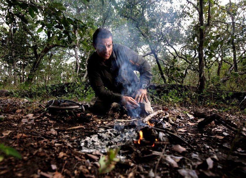 AUSTRALIA-ARNHEMLAND-MAY 25, 2010: Bear Grylls starts a fire to cook a bat, during filming at Mount Borradaile, situated near the Cooper Creek floodplain in north-western Arnhemland on Tuesday May 25, 2010. PHOTOS: LUIS ENRIQUE ASCUI – Bild: Copyright: Discovery Communications, Inc. For Show Promotion Only